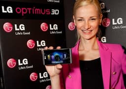 LG выпустила смартфон Optimus 3D с трехмерными экраном и видеозаписью, теперь известна цена